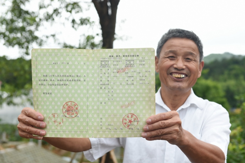2017年6月13日，福建武平縣萬安鎮(zhèn)捷文村村民李桂林展示林權(quán)改革后領(lǐng)到的全國第一本新式林權(quán)證。
