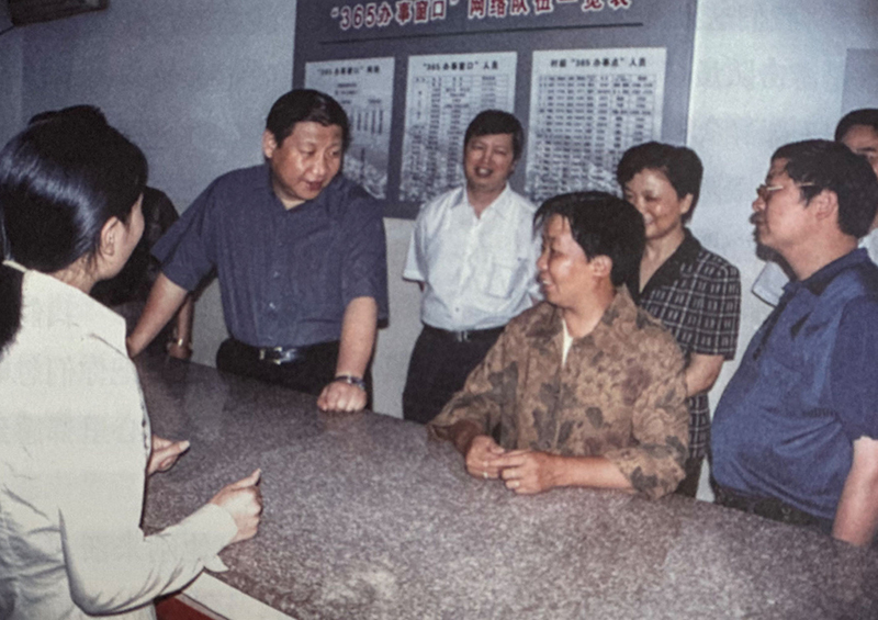 2003年6月，習近平在浙江金華市磐安縣新渥鎮(zhèn)“365辦事窗口”調(diào)研。
