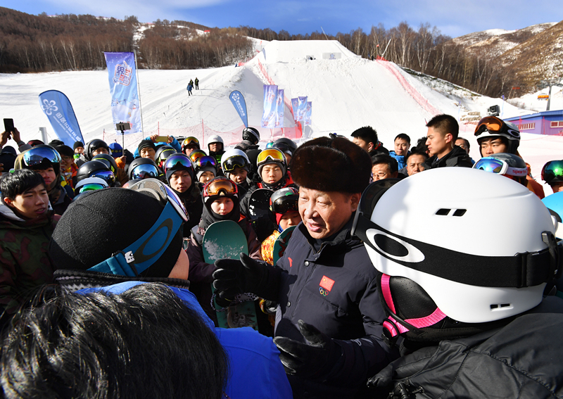 2017年1月23日，習近平總書記在云頂滑雪場同正在集訓的國家滑雪隊運動員及滑雪愛好者親切交談。