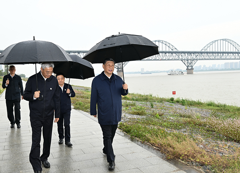 2023年10月10日，習(xí)近平總書記在江西省九江市長江國家文化公園九江城區(qū)段考察時，冒雨沿江堤步行察看沿岸風(fēng)貌。
