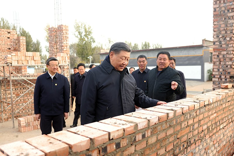 2023年11月10日，習(xí)近平總書記在河北保定涿州市刁窩鎮(zhèn)萬全莊村房屋重建施工現(xiàn)場考察。