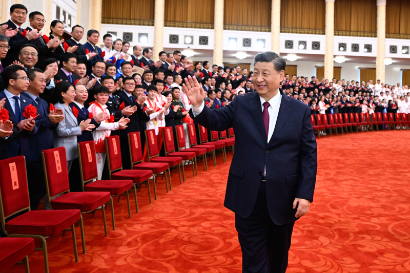 2022年4月8日，北京冬奧會(huì)、冬殘奧會(huì)總結(jié)表彰大會(huì)在北京人民大會(huì)堂隆重舉行。會(huì)前，習(xí)近平等會(huì)見(jiàn)北京冬奧會(huì)、冬殘奧會(huì)突出貢獻(xiàn)集體代表、突出貢獻(xiàn)個(gè)人和中國(guó)體育代表團(tuán)成員。