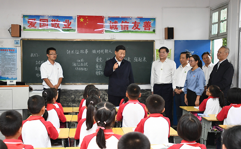 2020年9月16日，習(xí)近平總書記在湖南省郴州市汝城縣文明瑤族鄉(xiāng)第一片小學(xué)，同正在上思政課的同學(xué)們親切交流。