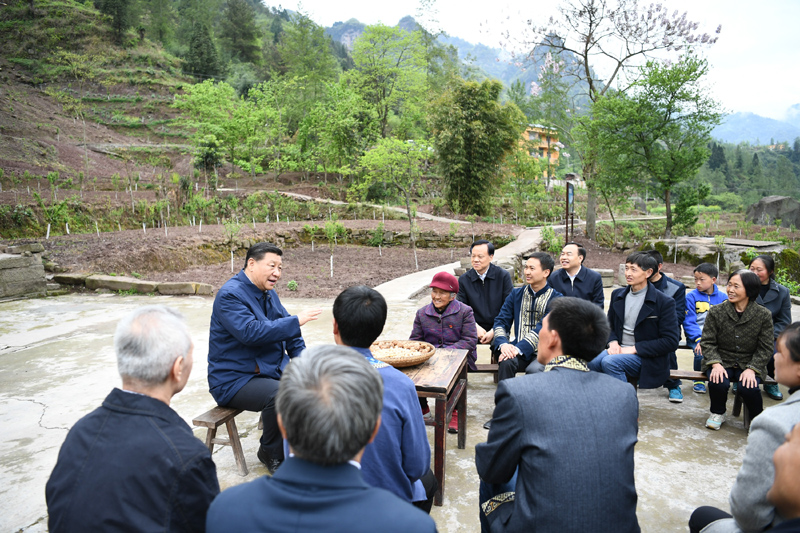 2019年4月15日至17日，中共中央總書記、國家主席、中央軍委主席習(xí)近平在重慶考察，并主持召開解決“兩不愁三保障”突出問題座談會。這是4月15日下午，習(xí)近平在石柱土家族自治縣中益鄉(xiāng)華溪村同村民代表、基層干部、扶貧干部、鄉(xiāng)村醫(yī)生等圍坐在一起，共話脫貧攻堅(jiān)。新華社記者 謝環(huán)馳 攝
