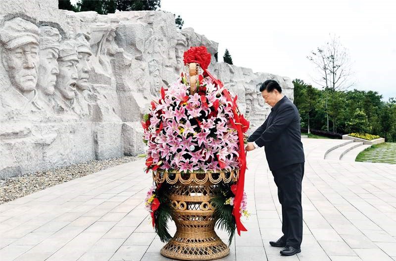 2021年4月25日至27日，中共中央總書(shū)記、國(guó)家主席、中央軍委主席習(xí)近平在廣西考察。這是25日上午，習(xí)近平在位于桂林市全州縣的紅軍長(zhǎng)征湘江戰(zhàn)役紀(jì)念園，向湘江戰(zhàn)役紅軍烈士敬獻(xiàn)花籃。 新華社記者 謝環(huán)馳/攝