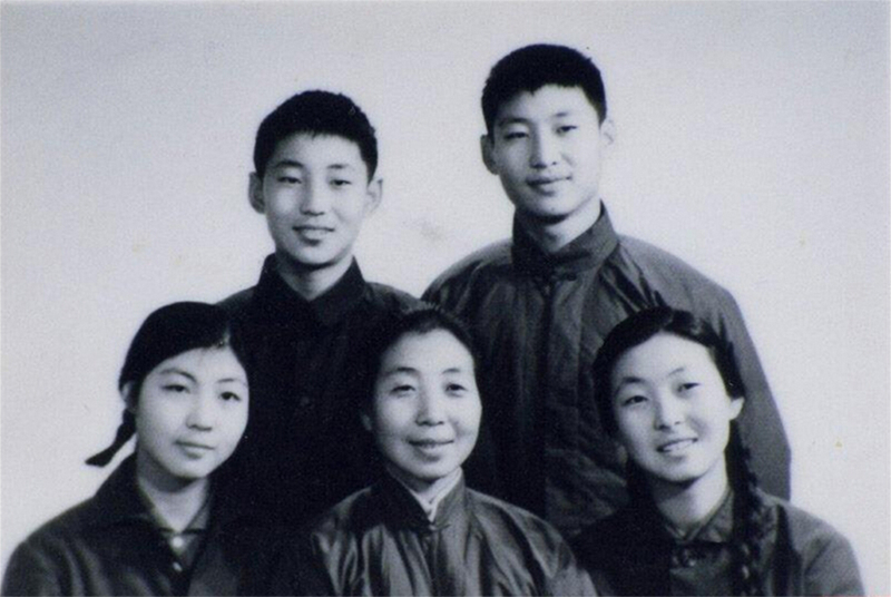 1972年冬，齊心和子女們。前排右起:齊橋橋、齊心、習(xí)安安。后排右起:習(xí)近平、習(xí)遠(yuǎn)平。