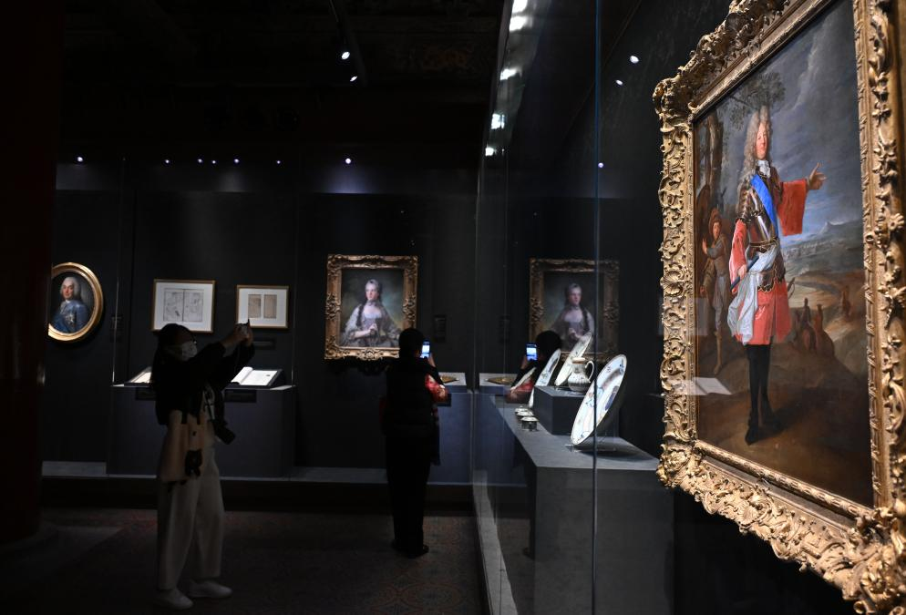 4月1日，作為中法文化旅游年的重要項目，“紫禁城與凡爾賽宮——17、18世紀的中法交往”展覽在故宮文華殿開幕。圖為觀眾當天參觀展覽。新華社記者 金良快 攝