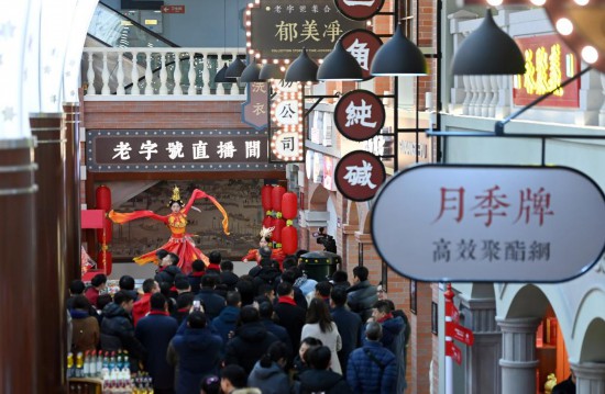 顧客在天津老字號(hào)集合店內(nèi)觀看演出。新華社記者 趙子碩 攝