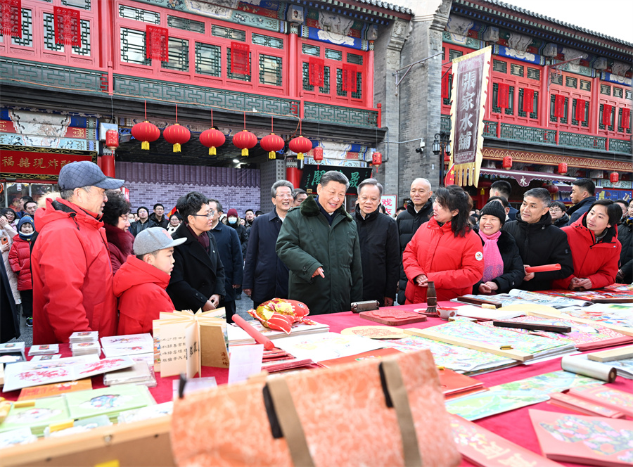 2024年2月1日下午，習(xí)近平在天津古文化街考察時(shí)，同店鋪員工和現(xiàn)場(chǎng)群眾互動(dòng)交流。新華社記者 謝環(huán)馳 攝