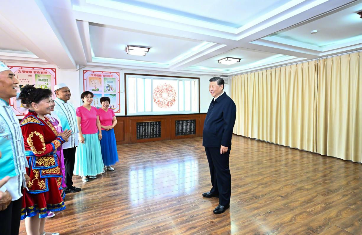 6月19日下午，習近平總書記在銀川市金鳳區(qū)長城花園社區(qū)活動室考察時，同社區(qū)居民親切交流。