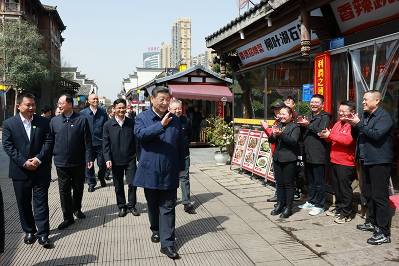 2024年3月19日上午，習(xí)近平在常德河街考察時(shí)，同店主和游客親切交流。新華社記者 王曄 攝