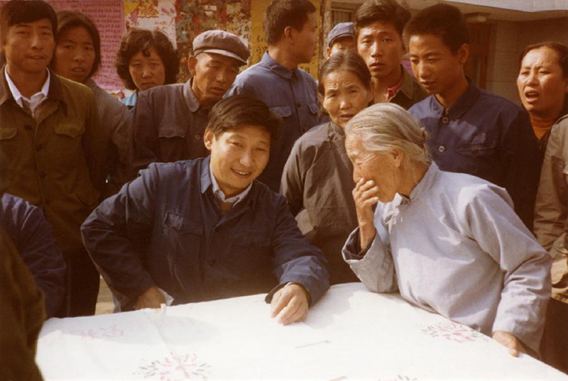 1983年，時任河北正定縣委書記的習(xí)近平（前排居中），臨時在大街上擺桌子聽取老百姓意見。