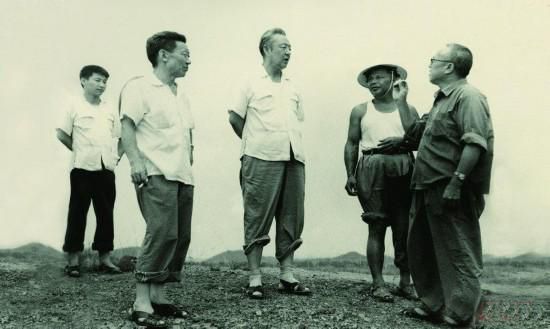 1978年8月，習(xí)仲勛（左三）在廣東惠陽農(nóng)村調(diào)研。在清華大學(xué)讀書的習(xí)近平（左一）利用暑假時間參加社會實踐，隨同父親一起下鄉(xiāng)。