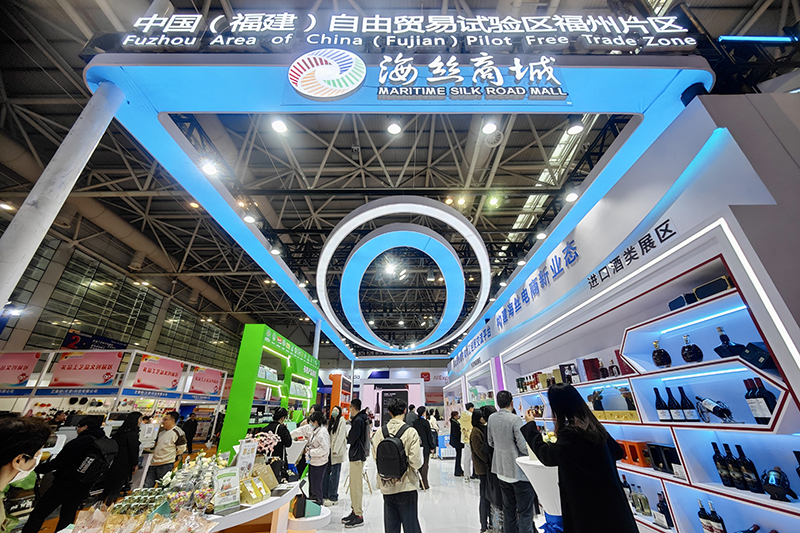 2024年3月18日，第四屆中國跨境電商交易會在福建福州開幕。展會聚焦“鏈接跨境全流域 共建電商新生態(tài)”，集聚全國80余個外貿(mào)產(chǎn)業(yè)帶的上千家供應(yīng)鏈企業(yè)。