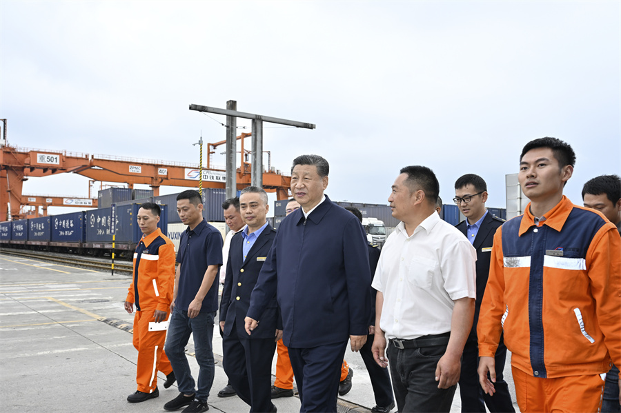 2024年4月22日至24日，中共中央總書記、國家主席、中央軍委主席習(xí)近平在重慶考察。這是22日下午，習(xí)近平在重慶國際物流樞紐園區(qū)重慶鐵路集裝箱中心站，同貨車司機、列車司機、裝卸工人、場站管理人員等親切交流。新華社記者 岳月偉 攝