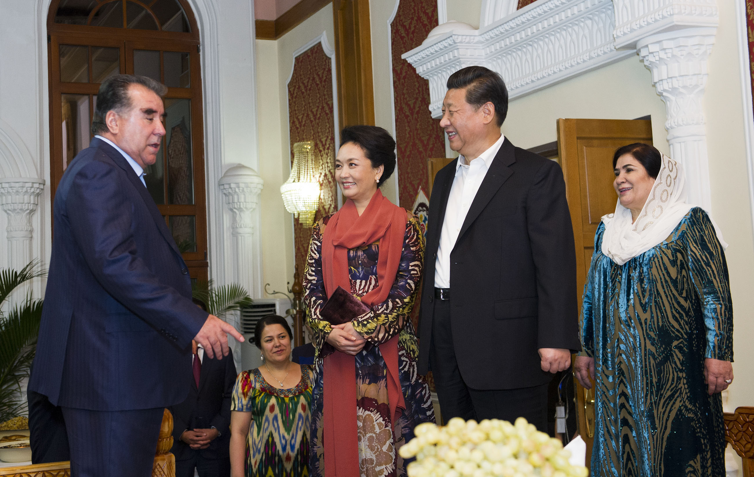 2014年9月12日，習(xí)近平主席在杜尚別出席塔吉克斯坦總統(tǒng)拉赫蒙舉行的家宴。這是習(xí)近平主席和夫人彭麗媛在拉赫蒙夫婦陪同下參觀總統(tǒng)官邸。