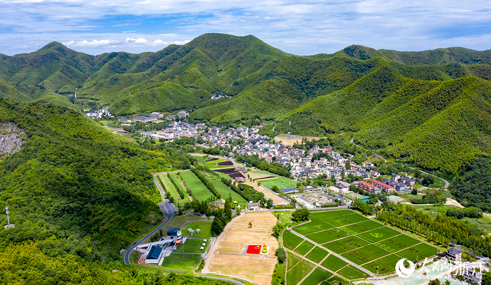 俯瞰余村全貌。人民網(wǎng) 章勇濤 攝