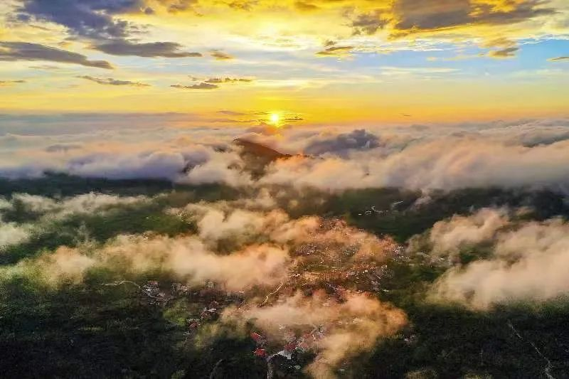 圖為云霧繚繞的軍營村，群山盡翠，紅瓦掩映。廈門市委宣傳部供圖
