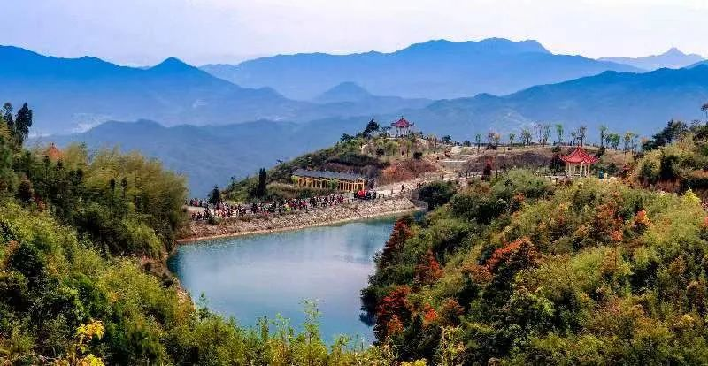 圖為游客們到軍營村七彩池欣賞美景。廈門市委宣傳部供圖
