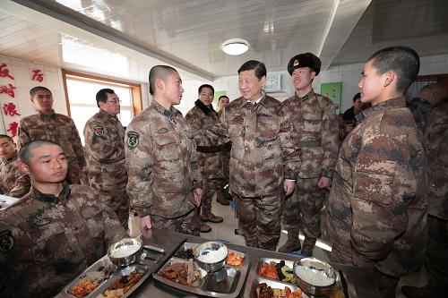 2014年1月26日中午，習(xí)近平來到連隊(duì)食堂，同戰(zhàn)士們一起用餐。新華社記者 李剛 攝