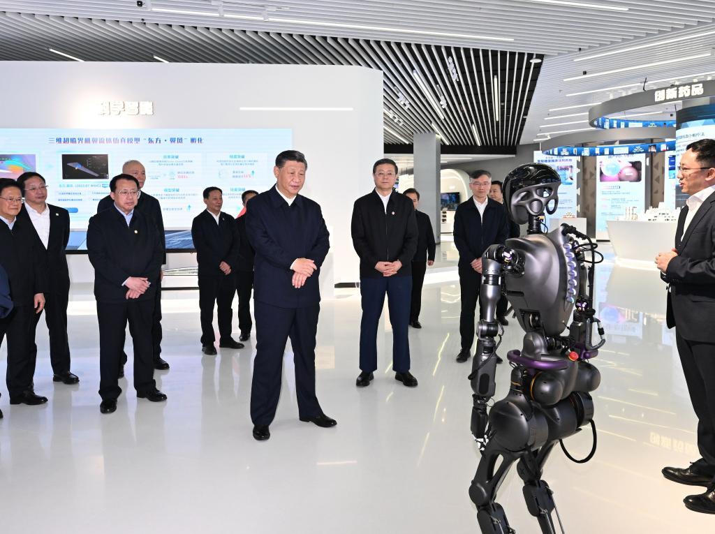 2023年11月28日下午，習(xí)近平在浦東新區(qū)張江科學(xué)城參觀上?？萍紕?chuàng)新成果展。新華社記者 謝環(huán)馳 攝