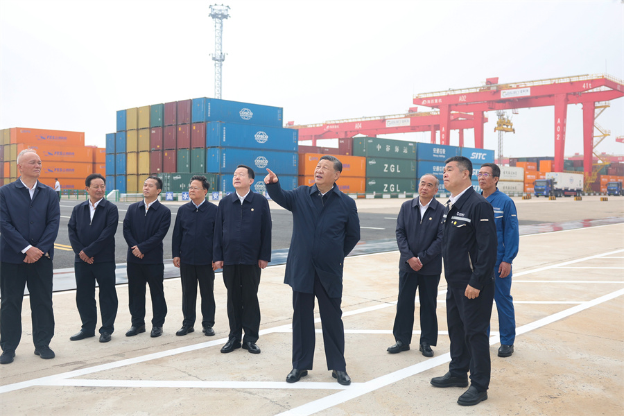 2024年5月22日至24日，中共中央總書記、國(guó)家主席、中央軍委主席習(xí)近平在山東考察。這是22日下午，習(xí)近平在日照港察看全自動(dòng)化集裝箱碼頭作業(yè)場(chǎng)景。新華社記者 鞠鵬 攝