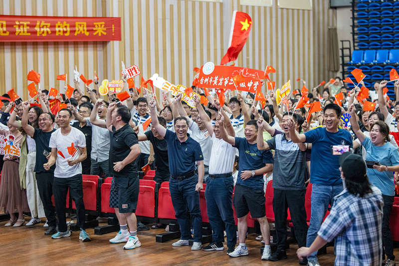 北京時間7月27日，2024年巴黎奧運會首個比賽日，在射擊10米氣步槍混合團體比賽中，中國選手黃雨婷/盛李豪獲得金牌。圖為黃雨婷的母校師生們通過收看奧運直播的方式為她加油助威。
